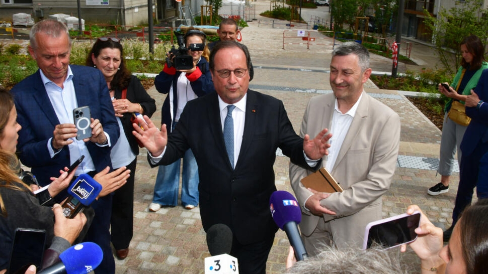 Cựu Tổng thống François Hollande bất ngờ tuyên bố tái tranh cử quốc hội Pháp