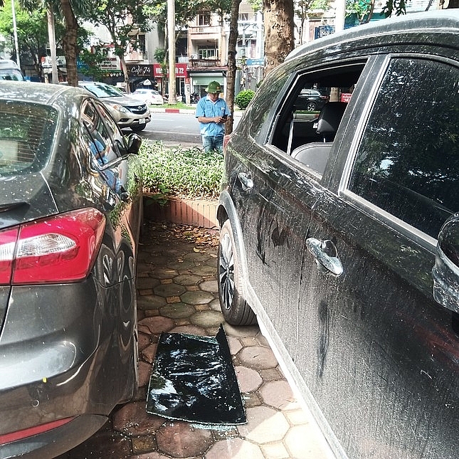 Nhiều xe ô tô bị đập vỡ kính ở khu đô thị Văn Quán