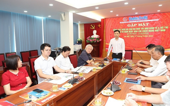 Tổng Biên tập Báo Kinh tế & Đô thị Nguyễn Thành Lợi phát biểu tại buổi gặp mặt. 