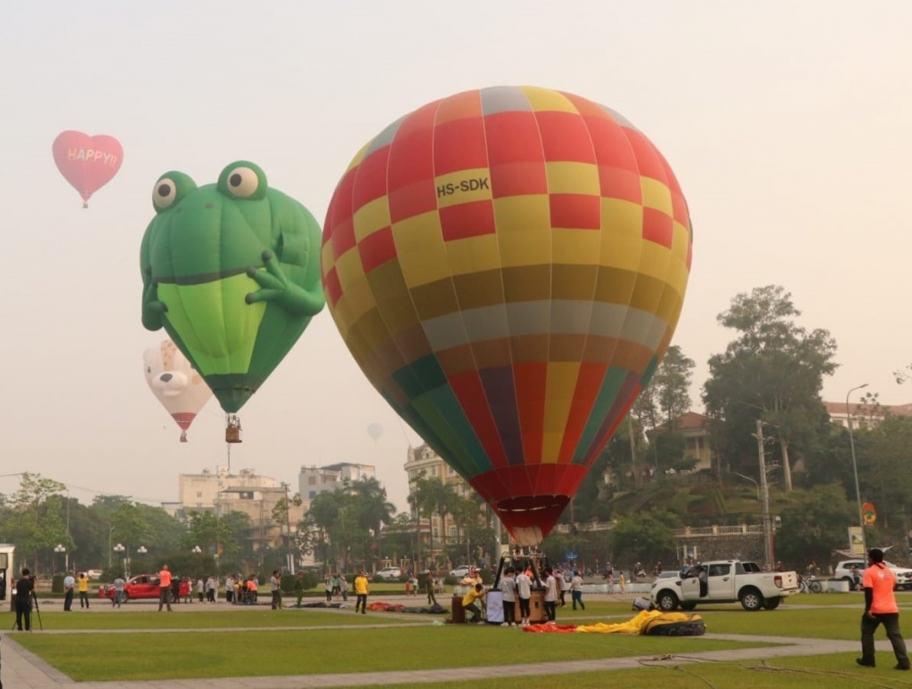 Điểm xuất phát sản phẩm du lịch bay khinh khí cầu tại sân vận động thị xã Sơn Tây, Hà Nội        Ảnh: Hải Nam