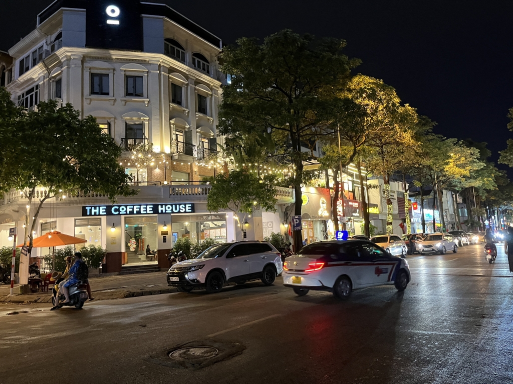 Ảnh chụp phố Trung Hoà - một trong những con phố kinh doanh sầm uất nhất quận Cầu Giấy   ẢNH: Duy Linh