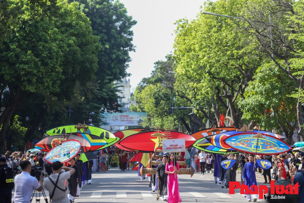 Tái hiện hình ảnh cờ hoa chào đón đoàn quân chiến thắng trở về tại Festival Thu Hà Nội 2024