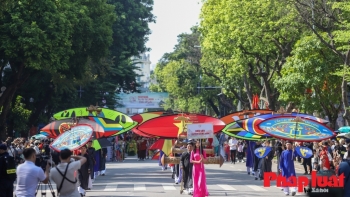 Tái hiện hình ảnh cờ hoa chào đón đoàn quân chiến thắng trở về tại Festival Thu Hà Nội 2024