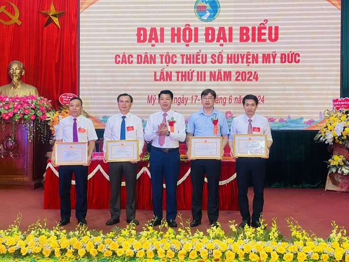 Ông Nguyễn Nguyên Quân – Trưởng Ban Dân tộc TP Hà Nội tặng Bằng khen của UBND TP Hà Nội cho 01 tập thể, 03 cá nhân. Ảnh: Văn Biên