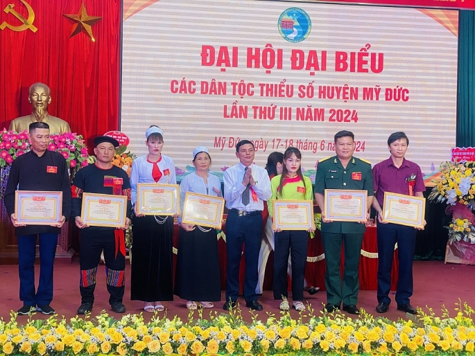 Phó trưởng Ban Dân tộc TP Hà Nội Nguyễn Phúc Hải tặng Giấy khen của Ban Dân tộc TP Hà Nội cho 01 tập thể, 06 cá nhân. Ảnh: Văn Biên