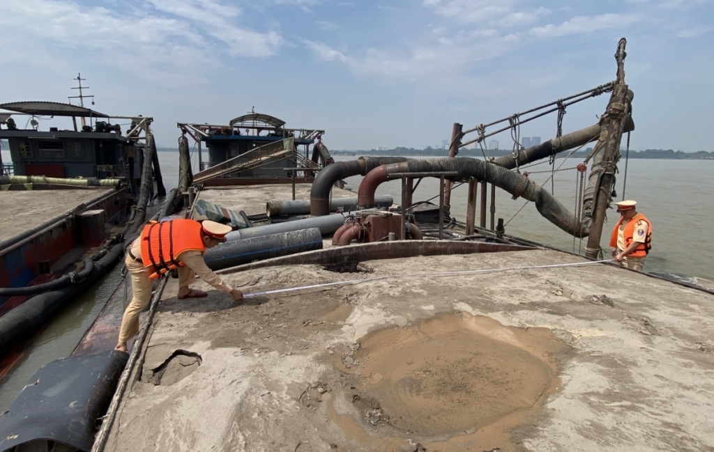 Xử lý 2 tàu hút cát trái phép trên sông Hồng đoạn qua tỉnh Vĩnh Phúc