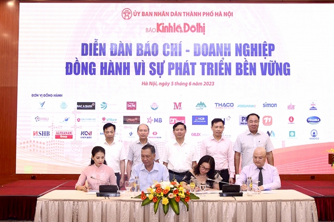 Ban Tổ chức Diễn đàn Báo chí - Doanh nghiệp đồng hành vì sự phát triển bền vững tri ân các Doanh nghiệp  Ảnh: Phạm Hùng