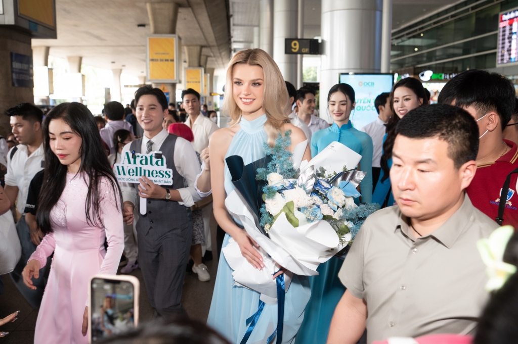 Đương kim Miss World 2024 vừa đến Việt Nam đã muốn thưởng thức phở