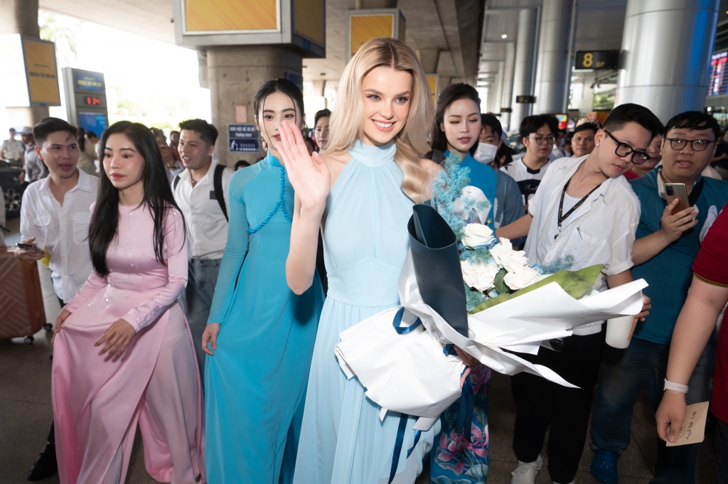 Đương kim Miss World 2024 vừa đến Việt Nam đã muốn thưởng thức phở