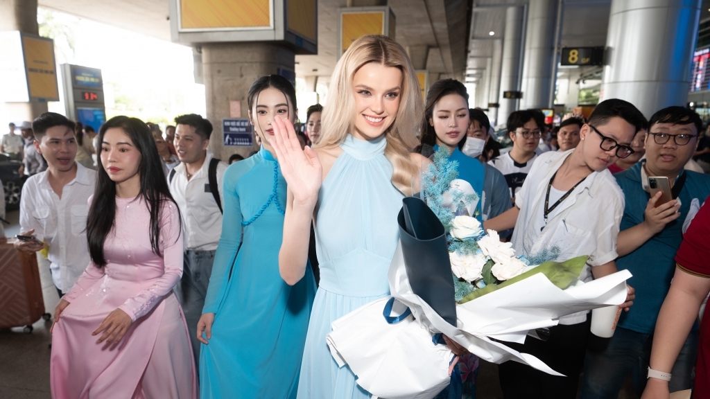 Đương kim Miss World 2024 vừa đến Việt Nam đã muốn thưởng thức phở