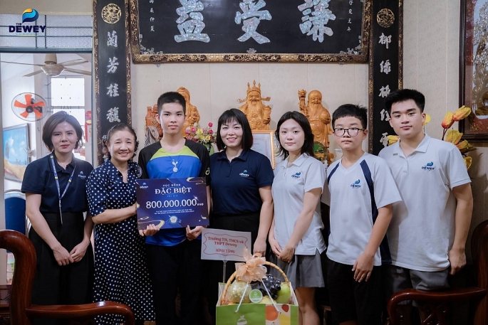 Đại diện của trường Dewey trao học bổng đặc biệt cho em Phạm Toàn An