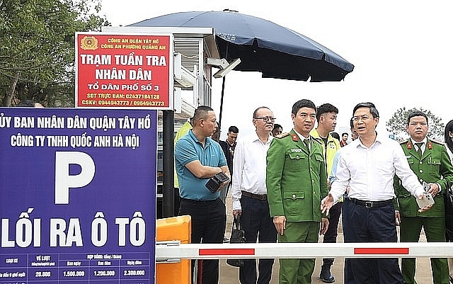 Phó Chủ tịch UBND TP Hà Nội Hà Minh Hải kiểm tra thực tế tại điểm trông giữ xe không dùng tiền mặt tại Phủ Tây Hồ. Ảnh: M. P
