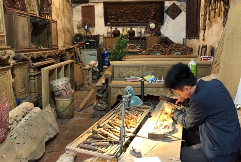 Người dân làng nghề Canh Nậu, huyện Thạch Thất, Hà Nội chế tác đồ thờ bằng gỗ. Ảnh: Nguyễn Phương