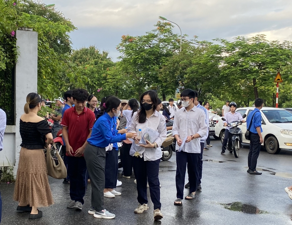 Hơn 100.000 thí sinh Hà Nội chính thức bước vào môn thi đầu tiên kỳ thi tốt nghiệp THPT