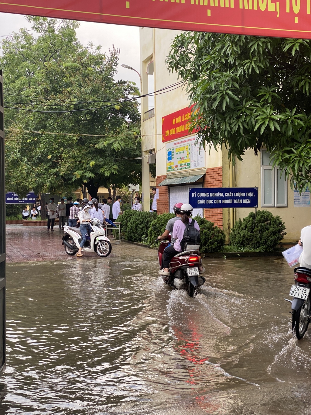 Cổng trường bị ngập nước, thanh niên tình nguyện 