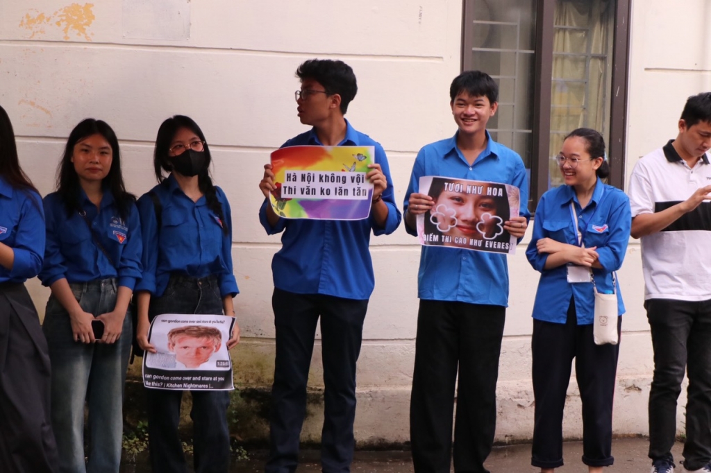 Hơn 100.000 thí sinh Hà Nội bước vào môn thi đầu tiên kỳ thi tốt nghiệp THPT