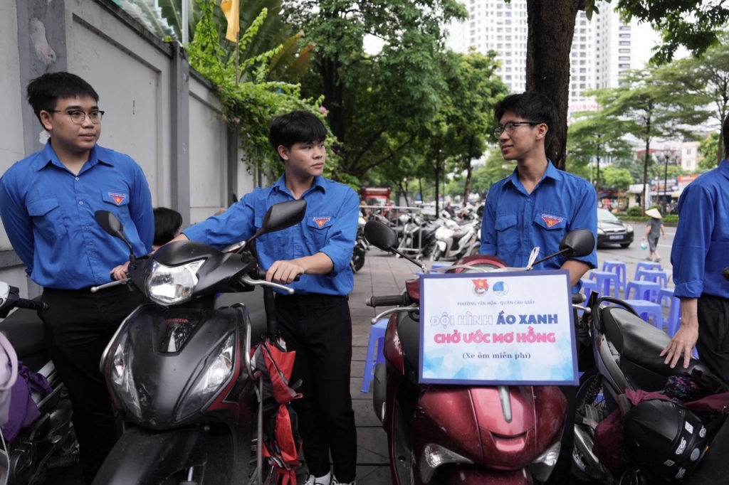 Cổng trường bị ngập nước, thanh niên tình nguyện "xếp" đường cho thí sinh di chuyển vào phòng thi