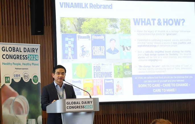 Ông Nguyễn Quang Trí, Giám đốc điều hành Marketing Vinamilk, trình bày bài tham luận về chiến lược đổi mới và phát triển bền vững của Vinamilk, với thông điệp “Để tâm thay đổi”