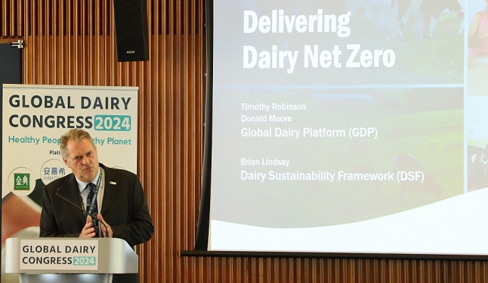 Ông Timothy Robinson trình bày về chủ đề Net Zero của ngành sữa, nhấn mạnh vai trò dẫn dắt của các quốc gia và doanh nghiệp lớn