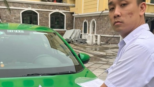 Kiểm tra tài xế taxi dừng xe trên phố Yên Phụ, phát hiện hàng cấm