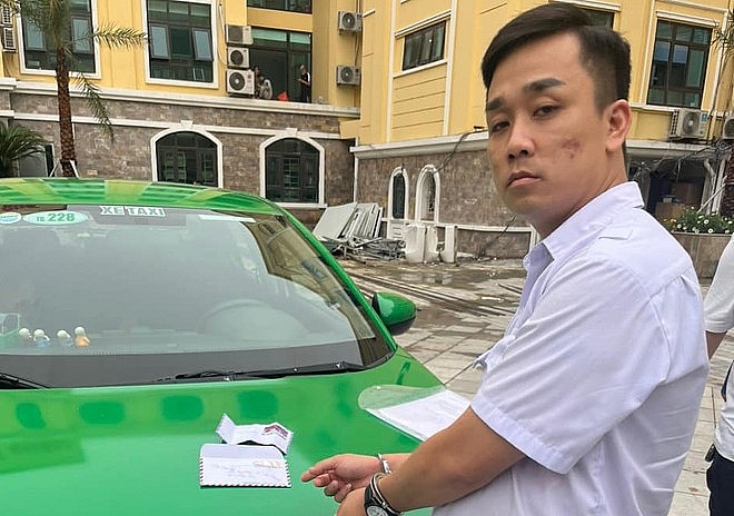 Kiểm tra tài xế taxi dừng xe trên phố Yên Phụ, phát hiện hàng cấm
