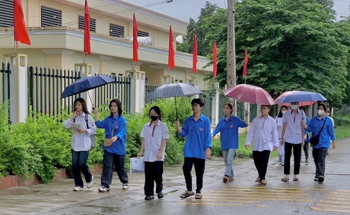 Thanh niên tình nguyện che mưa, đưa đón thí sinh đi thi