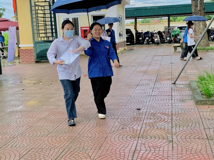 Thanh niên tình nguyện che mưa, đưa đón thí sinh đi thi