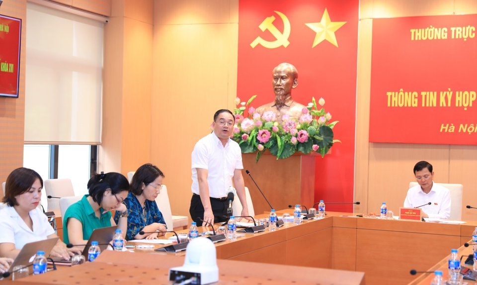 Chánh Văn phòng Đoàn đại biểu Quốc hội và HĐND TP Hà Nội Nguyễn Ngọc Việt trả lời báo chí tại buổi họp báo