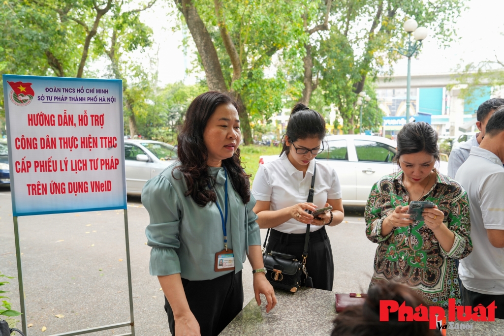 Phó Giám đốc Sở Tư pháp TP Hà Nội Phạm Thị Thanh Hương trực tiếp kiểm tra công tác hướng dẫn người dân đăng ký cấp Phiếu Lý lịch tư pháp. 
