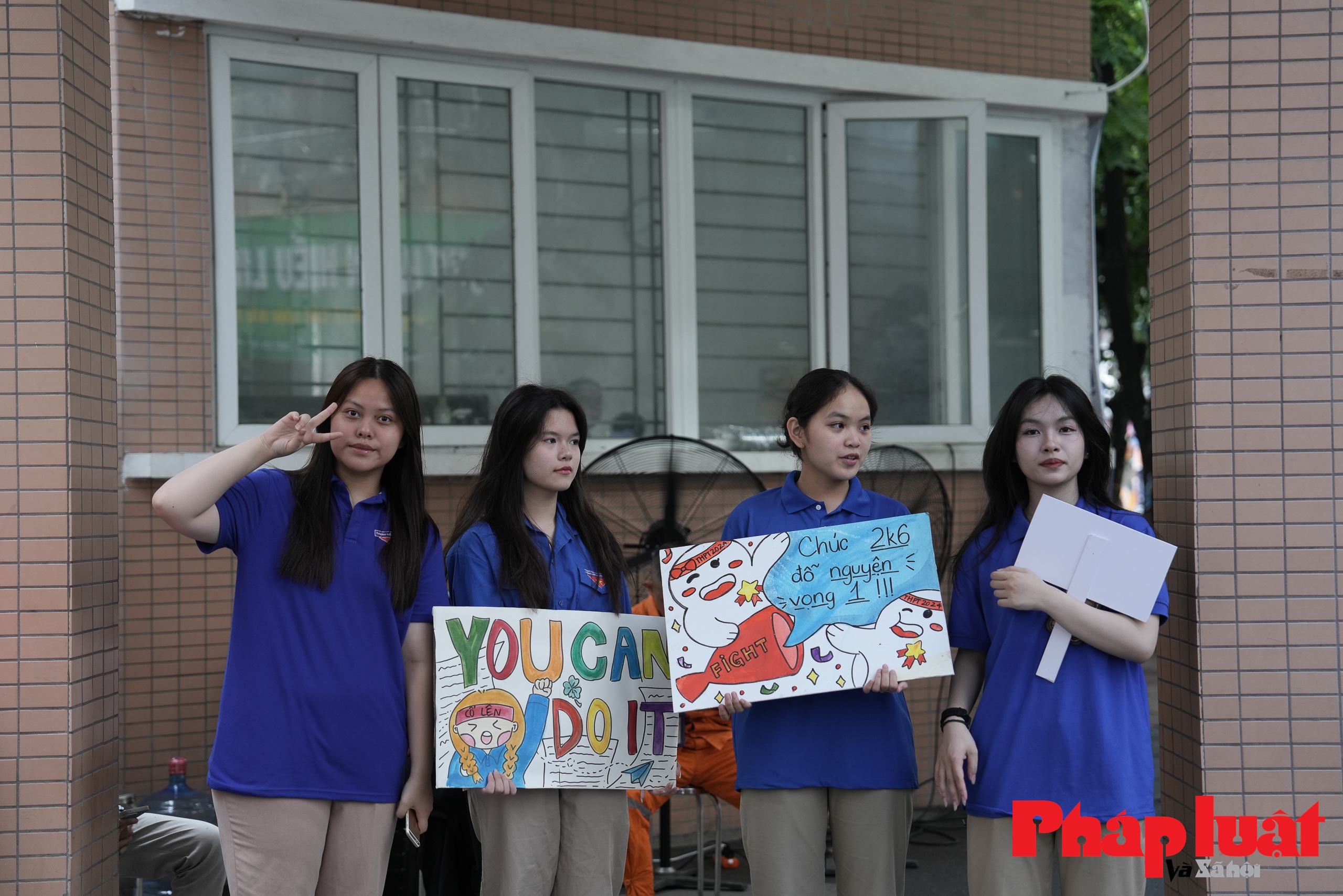 Màu áo xanh tình nguyện phủ kín 196 điểm thi tại Hà Nội