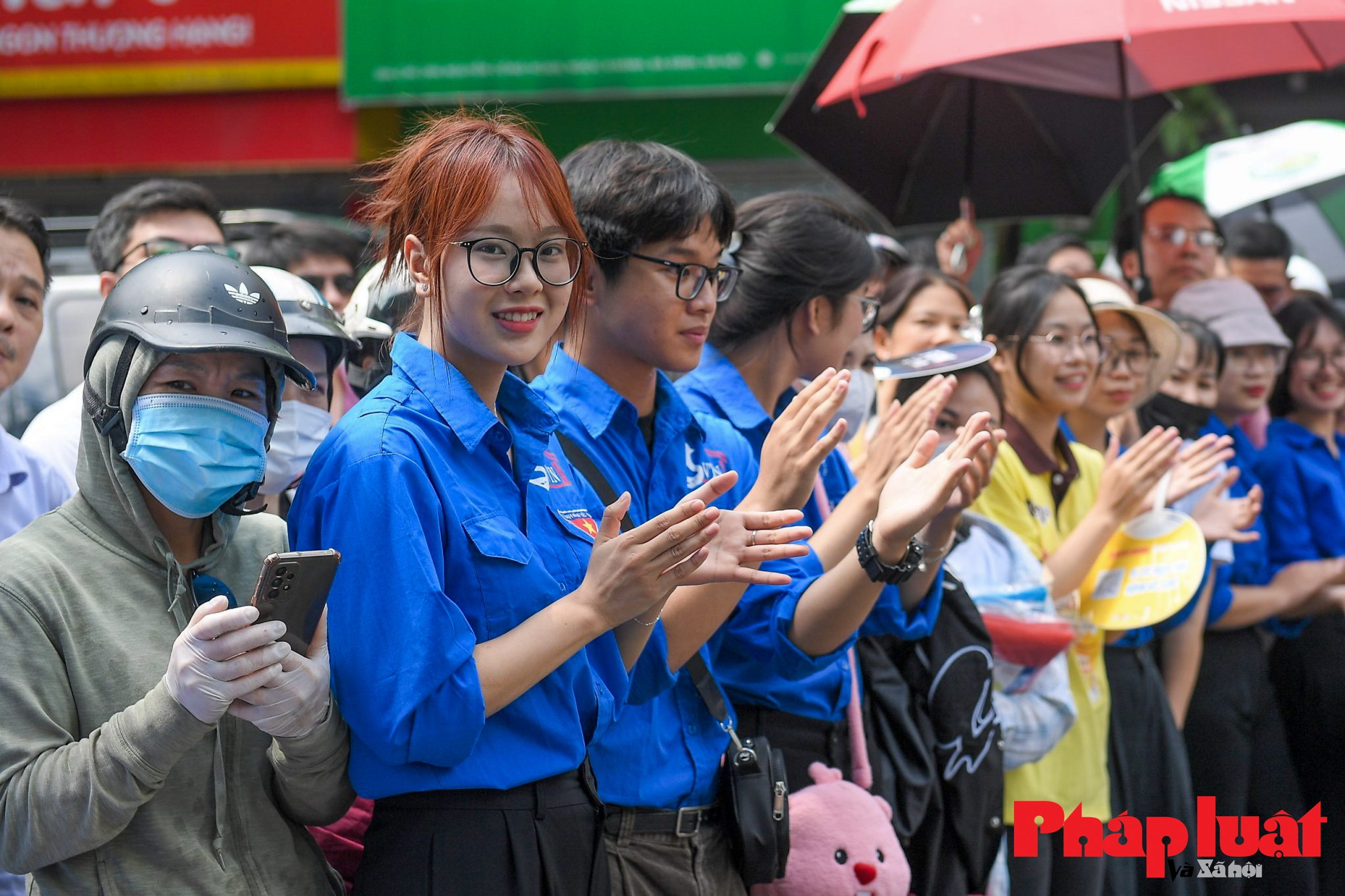Màu áo xanh tình nguyện phủ kín 196 điểm thi tại Hà Nội