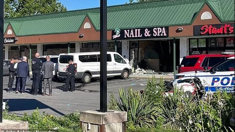 Xe ô tô đâm vào tiệm Spa khiến 4 người tử vong