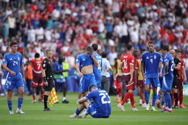 Thụy Sĩ 2-0 Italia: đương kim vô địch xách vali về nước