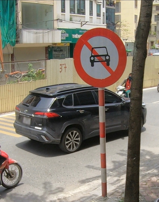 Xử phạt tài xế đi vào đường cấm ở Hà Nội, bỏ chạy khi gặp Cảnh sát giao thông