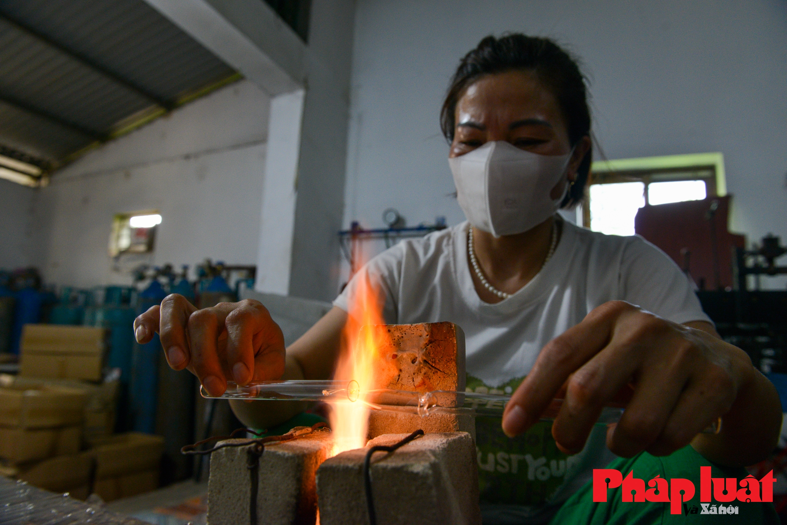 Giữ lửa nghề thổi thuỷ tinh ở ngoại thành Hà Nội