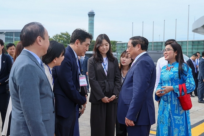 Phó Đại sứ Hàn Quốc tại Việt Nam Lee Kyoung Dock tiễn Thủ tướng Phạm Minh Chính và Phu nhân tại sân bay Nội Bài - Ảnh: VGP/Nhật Bắc
