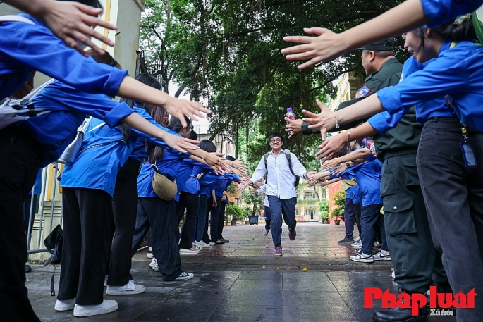 Các thí sinh phấn khởi rời khỏi trường thi tại điểm thi trường THPT Việt Đức.. Ảnh: Khánh Huy