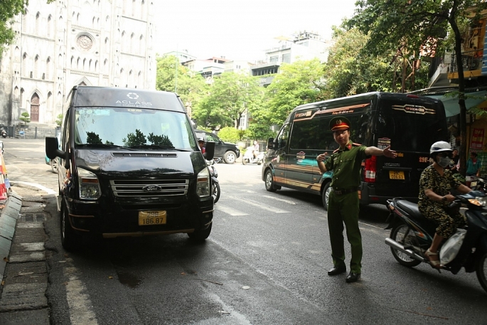 Lực lượng chức năng phường hàng trống quận Hoàn Kiếm bố trí, tổ chức phương án đón trả khách phù hợp cho xe đón trả khách du lịch. 