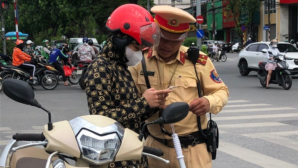 Hà Nội: xử phạt, tạm giữ giấy phép lái xe tích hợp trên VNeID