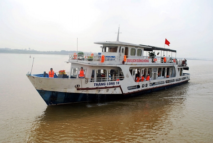 Tour du lịch sông Hồng do doanh nghiệp du lịch Hà Nội đầu tư khai thác. Ảnh: Hoài Nam