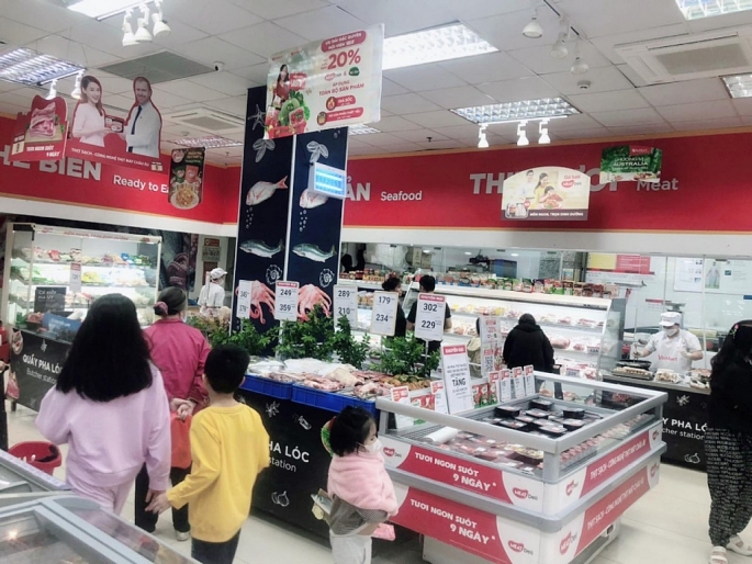Người dân mua sắm hàng hóa tại siêu thị Winmart Hà Đông. Ảnh: Văn Biên