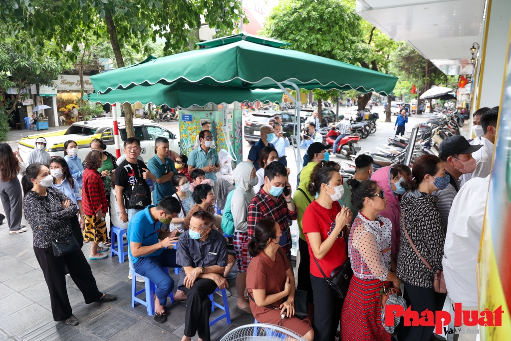 Dòng người xếp hàng để mua hàng tại 1 chi nhánh ngân hàng trên phố Huế Ảnh: Khánh Huy