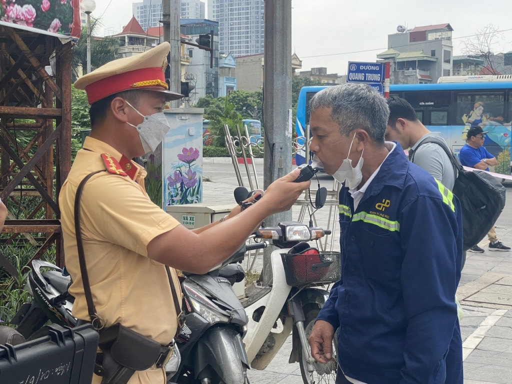 CSGT Hà Nội thực hiện kiểm tra, xử lý vi phạm nồng độ cồn trên địa bàn TP 