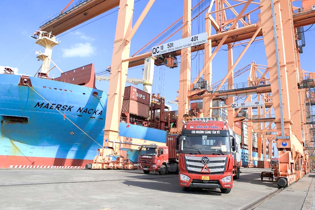 Ảnh 1: Hoạt động xuất nhập khẩu tại Cảng Tân Vũ – Hải Phòng. (Ảnh: Bộ Giao thông Vận tải)