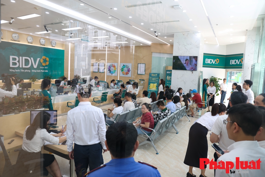 Người dân ngồi chờ mua vàng tại 1 chi nhánh ngân hàng BIDV trên phố Bà Triệu, Hà Nội     Ảnh: Khánh Huy