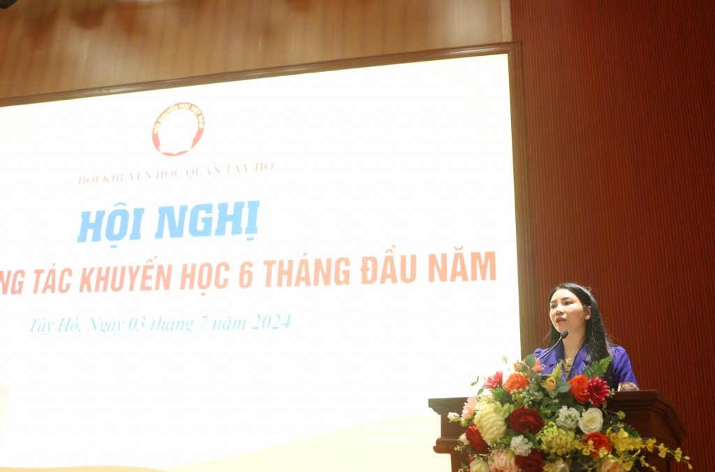  Phó Chủ tịch UBND quận Tây Hồ - Bùi Thị Lan Phương đánh giá cao kết quả 6 tháng đầu năm của Hội Khuyến học quận Tây Hồ 
