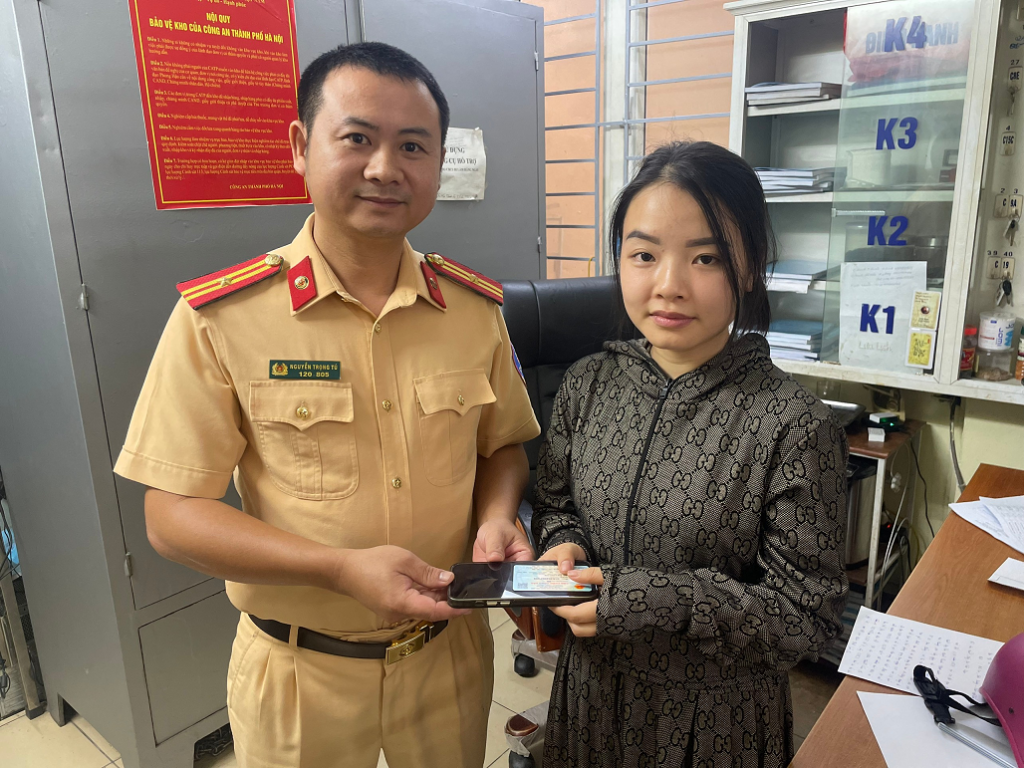 Chị Linh Chi nhận lại tài sản thất lạc tại Đội CSGT đường bộ số 7