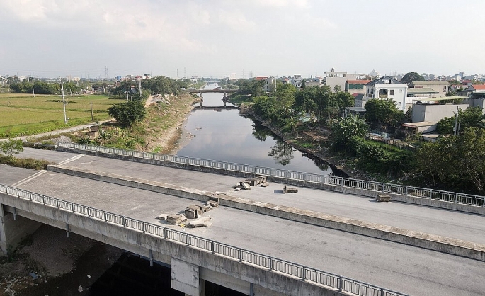 ầu Chiếc mới bắc qua sông Nhuệ thuộc xã Hiền Giang, huyện Thường Tín,