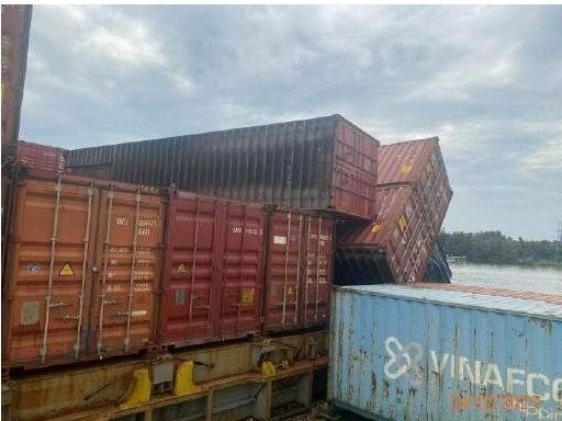 Tàu cập bến cùng những container bị xô lệch sau khi 14 container của Công ty Phương Anh cùng nhiều container của các công ty khác bị rơi xuống biển