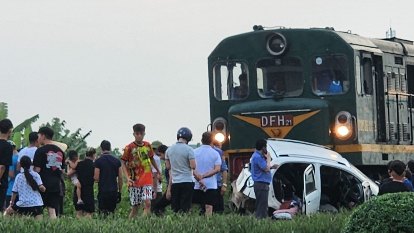 Ô tô va chạm với tàu hỏa, 2 bố con bị thương nặng